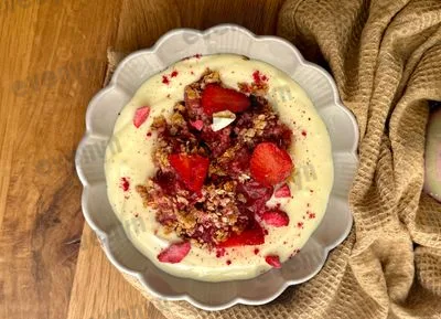 Jahodový crumble se skyrem a vanilkovým proteinovým pudinkem
